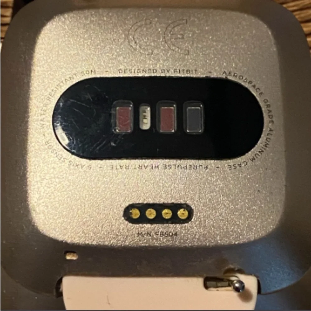 Fitbit Versa FB504 Smartwatch with Charger